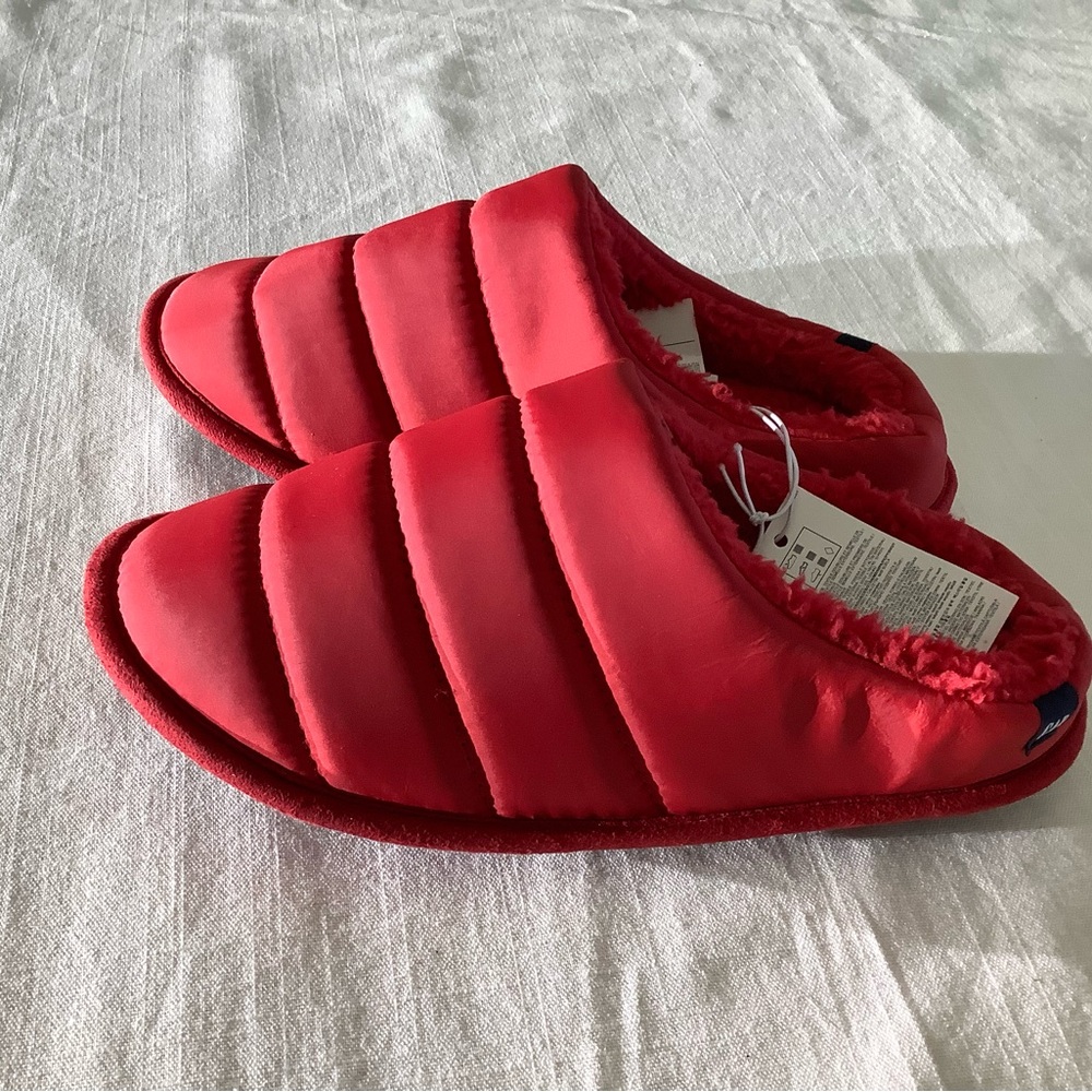 GAP puffer slippers Red Women's Slippers size XS 5/6. NWT.